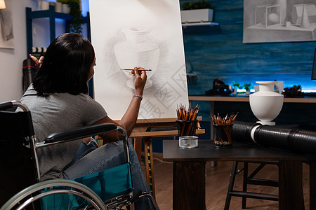 坐在轮椅素描画画布上花瓶的艺术学生图片
