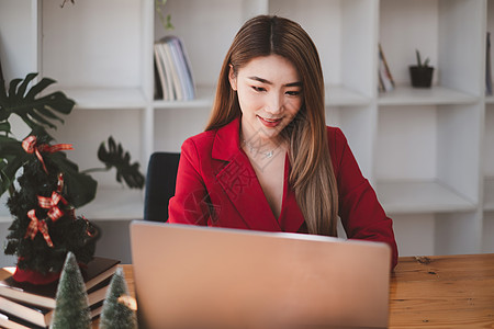 一位女商务人士使用笔记本电脑来保护她的储蓄账户 业务 技术 未来 数字资产概念的网络安全代码服务扫描金融客户银行业隐私数据库传感图片