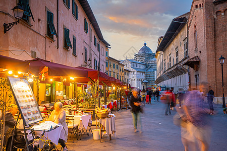 老市场日落黄昏与意大利比萨老城市一起逃离城市背景