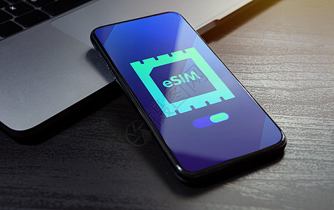 eSIM 技术概念 嵌入式 SIM 电子电话 sim 卡-移动蜂窝全球互联网通信技术 特写智能手机躺在一张木桌上 屏幕上有一个 图片