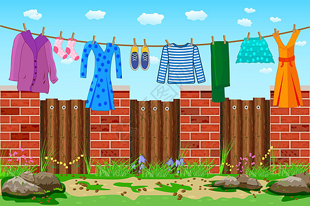洗衣店挂在栅栏上方的衣绳上 洗衣服和花园里的衣服图片