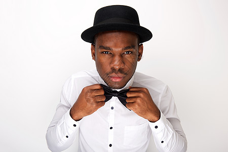 男性时装模特 用白色背景调整领领带图片