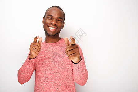 时尚的年轻黑人男子微笑和指着手指图片