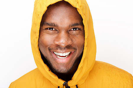 年轻快乐的黑人男子 穿着雨衣与孤立的白色背景背景图片