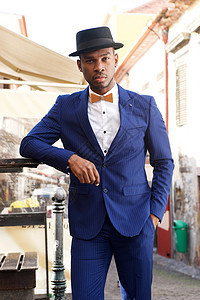 身着西装和领带在城市街道上摆布的非洲型男模图片