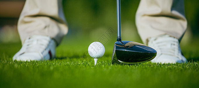 高尔夫俱乐部司机的 白色高尔夫球鞋贴近图片