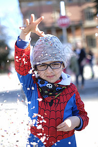 带着红蜘蛛超级英雄装扮的漂亮孩子 在玩彩蛋戏服飞行女孩纸屑天空五彩胜利幸福优胜者想像力图片