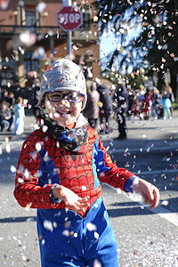 带着红蜘蛛超级英雄装扮的漂亮孩子 在玩彩蛋成功力量喜悦蓝色游戏戏服飞行面具女孩男性图片