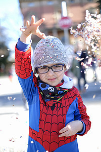带着红蜘蛛超级英雄装扮的漂亮孩子 在玩彩蛋男性成功面具乐趣力量童年纸屑幸福天空戏服图片