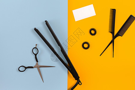 颜色蓝色 黄色纸面背景 顶视图上的各种发型结构设备高架收藏梳子护理工具刷子理发个人女性造型图片