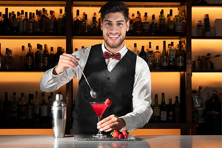 年轻酒保在夜总会喝鸡尾酒酒吧男性夜生活胡须酒精柜台餐厅瓶子微笑派对图片