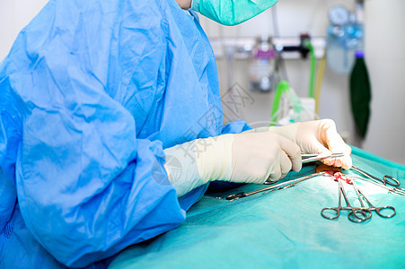 女性外科医生穿着在手术室操作的消毒衣物近距离肖像手术帽房间专家情况医疗口罩女士保健诊所医学图片