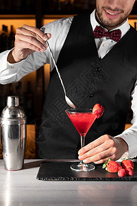 年轻酒保在夜总会喝鸡尾酒闲暇职业服务员夜生活玻璃液体胡须餐厅男人瓶子图片