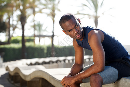 坐在外边的年轻黑人男子图片