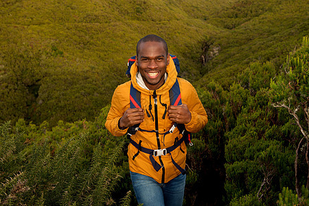 带着背包在大自然中徒步旅行的年轻快乐黑人青年图片