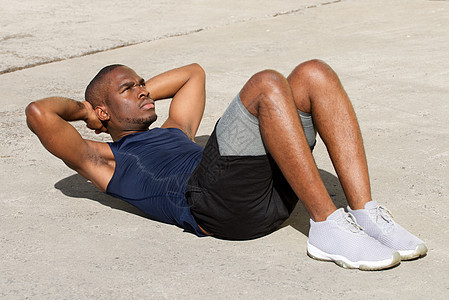 健康健康的年轻黑人男子在户外坐着图片