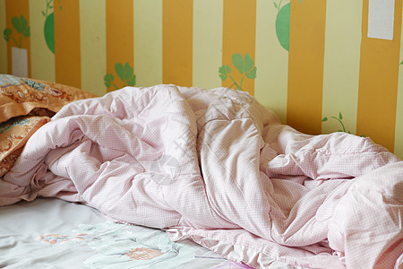 早上睡得乱七八糟的床 醒来后睡得乱成一团羽绒被亚麻毯子卧室房间织物房子床单枕头图片