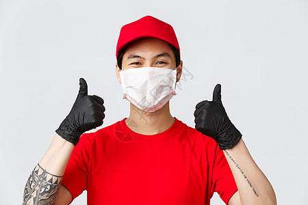 祝客户愉快 快乐的亚洲送货员使用医用口罩和手套来防止 covid19 传播并提供安全购物或订单送货 快递点赞推荐包邮红色食物载体背景图片