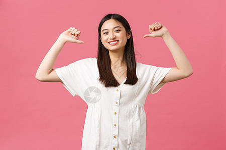 美 人的情感与夏季休闲度假理念 骄傲快乐的韩国女孩炫耀 骄傲地笑着 用高兴的表情指着自己 粉红色的背景图片