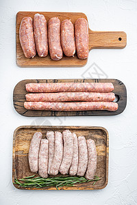 白色背景的新鲜原生猪肉 牛肉和鸡香肠 最高视野烹饪食物香肠乡村图片