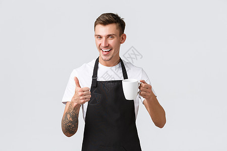 小型企业 咖啡店 咖啡馆和餐馆的概念 友善英俊的侍者 咖啡师卖饮料 把卡布奇诺递给客人 微笑快乐 白色背景 推荐饮料图片