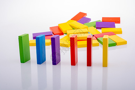 白色背景上的可调和的多米诺区块逻辑骨牌商业积木玩具长方形团体活动闲暇幼儿园图片