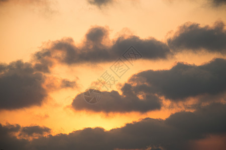 在天空中发现黑暗和灰暗的乌云天气危险阳光季节飓风云景场景雷雨气氛风暴图片