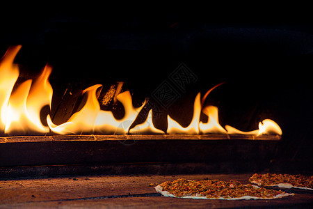 火在煎饼旁边 辣辣肉填料餐厅面包石头烤箱木头烧伤食物火焰燃烧饼子图片