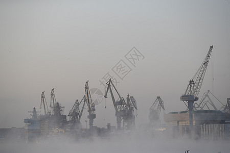 在寒冷的冬天建造核破冰器 波罗的海造船厂起重机 Neva河上蒸汽 河流平滑地表层送货货运货物技术后勤机器镜子贸易港口船厂图片