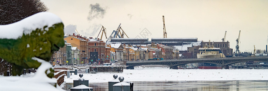 冬季城市圣彼得堡的全景图像 在日落时对水进行图片反射 大船停泊在英国海岸桥附近大教堂建筑建筑学堡垒球道大楼历史中心教会鸟瞰图图片