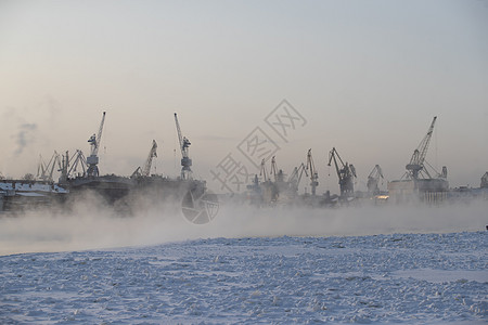 在寒冷的冬天建造核破冰器 波罗的海造船厂起重机 Neva河上蒸汽 河流平滑地表层运输血管霜天码头海洋后勤机器送货货轮货物图片