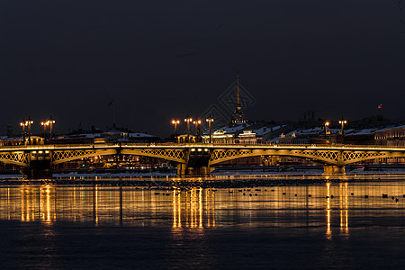 冬夜城市圣彼得堡的全景镜头 水面上如画的倒影 背景中的艾萨克大教堂 布拉戈维申斯基桥 旧名是施密特中尉堡垒交通教会历史鸟瞰图鸟类图片
