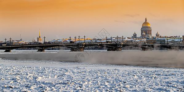 日落时圣彼得堡的冬季全景 伊萨克大教堂和本底桥 冷冻的Neva河蒸汽 橙色天空汽车建筑历史景观场景大楼历史性交通背景运输图片