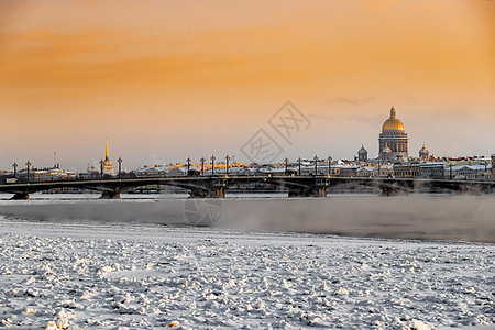 日落时圣彼得堡的冬季全景 伊萨克大教堂和本底桥 冷冻的Neva河蒸汽 橙色天空仙境城市粉红色大楼旅游运输地标历史性历史汽车图片