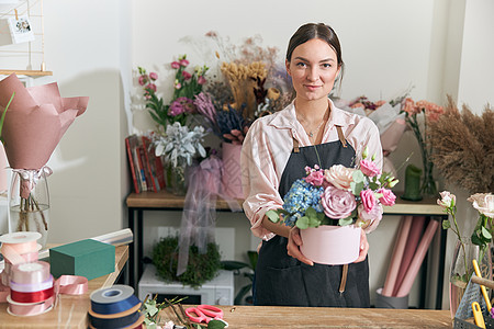 专业的花花女青年 在花店做花束店铺工人女性玫瑰微笑风格商务植物服务零售图片