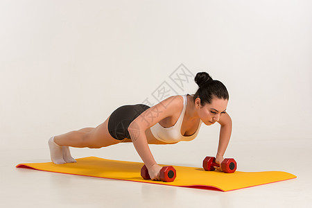 强壮的年轻女子用哑铃做助推运动女士健身房能力重量力量肌肉练习身体福利行动图片