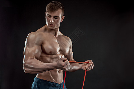 运动的年轻运动员工作室手臂训练健美身体躯干男人冠军腹部优胜者图片