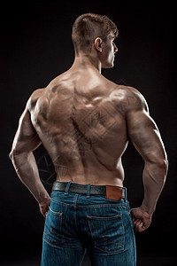 肌肉健体制造者的家伙在黑色背景上摆姿势训练男性冠军躯干建筑健美运动手臂优胜者身体图片