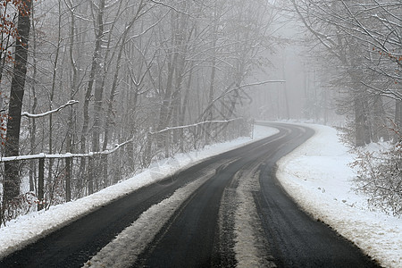 恶劣天气驾驶雾蒙蒙的乡间小路 高速公路道路交通 冬时和雪水器运输薄雾街道车辆危险季节下雨挡风玻璃头灯图片