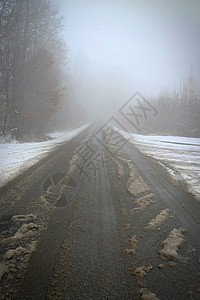 恶劣天气驾驶雾蒙蒙的乡间小路 高速公路道路交通 冬时和雪旅行季节汽车司机速度运输街道薄雾头灯危险图片