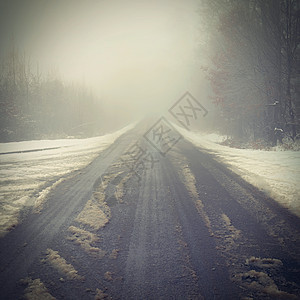 恶劣天气驾驶雾蒙蒙的乡间小路 高速公路道路交通 冬时和雪薄雾街道风暴运输旅行车辆汽车司机尾巴下雨图片