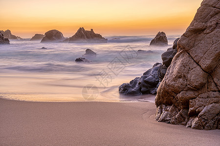 黄昏在葡萄牙岛海岸的沙滩上图片