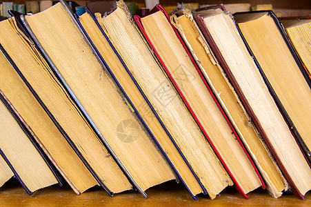 书架上的旧书 一连串的旧书图片