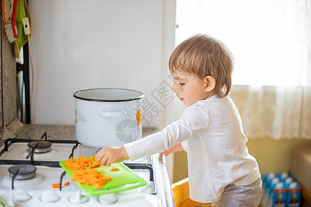 小姑娘在厨房帮忙做饭 内地的杂乱生活方式 教孩子做家务活儿图片