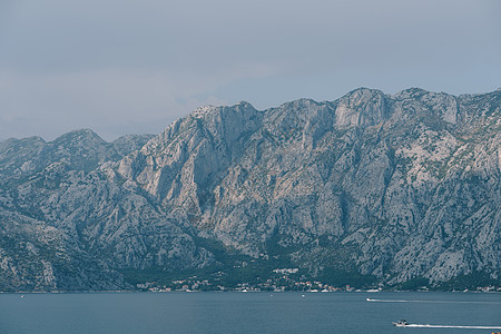 在山脉背景下 在科托尔湾航行的船帆正在山上图片