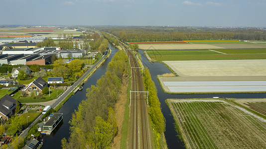 Dutch村 运河 铁路和郁金树泡田的空中观察场地可持续吸引力航拍能源目的地鸟瞰图郁金香农村运河图片