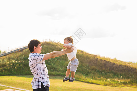 快乐的孩子 爸爸和儿子玩得很开心 在阳光日落的背景下手牵着手 家庭 旅行 假期 童年 父亲节  概念公园男人幸福晴天乐趣父亲婴儿图片