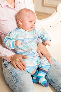 一个可爱新生儿的肖像幸福说谎午睡卧室眼睛孩子母性婴儿女性儿子图片