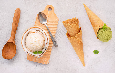 一半椰子在白石本底的椰子布置中 有椰子冰淇淋口味 夏季和甜甜菜单概念营养奶油薄荷茶点食物牛奶可可异国香草奶制品图片