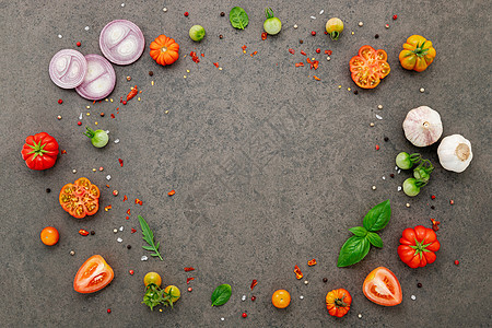 黑石背景上的自制比萨饼的配料餐厅烹饪午餐草药美食小吃面粉营养营养素厨房图片